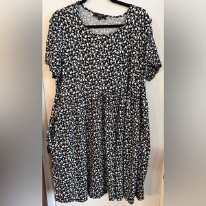 Black and white floral dress with pockets 2xl